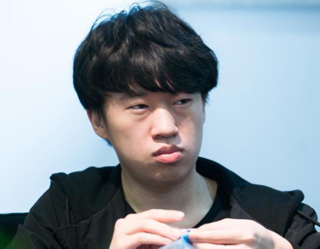 此外,出生于河南的rng上单选手李元浩也心系家乡,捐出善款尽微薄之力