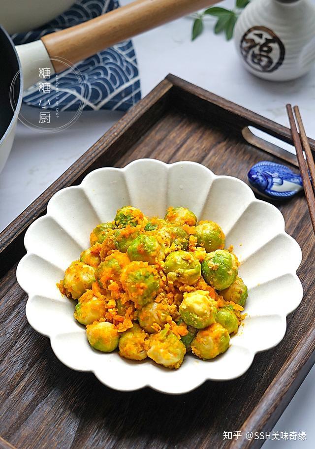 8个咸蛋黄炒一炒用这菜裹一裹超级下饭孩子没食欲就吃它