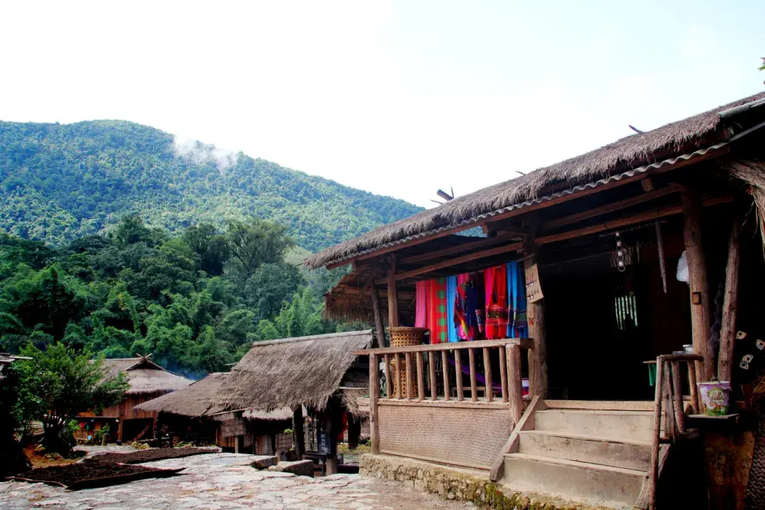 云南省临沧市沧源佤族自治县翁丁(佤族语意为云雾缭绕的地方)保留了