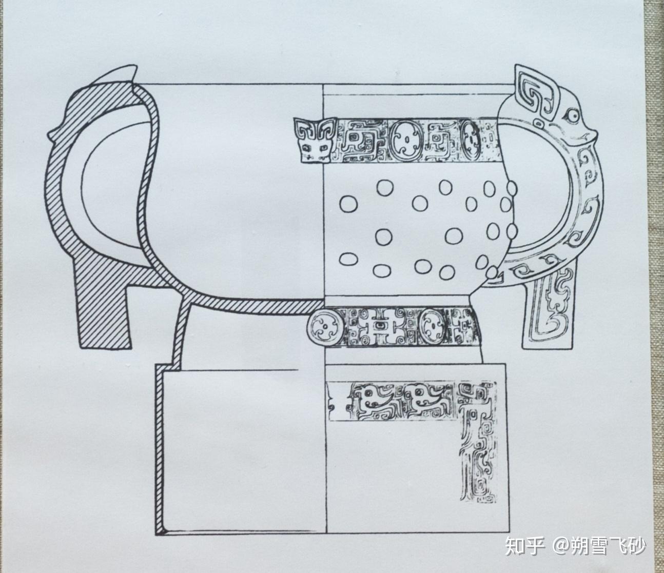 器身鼓腹折口(好像瓷器用语),饰圆涡纹和乳钉纹,下部连接方形底座.