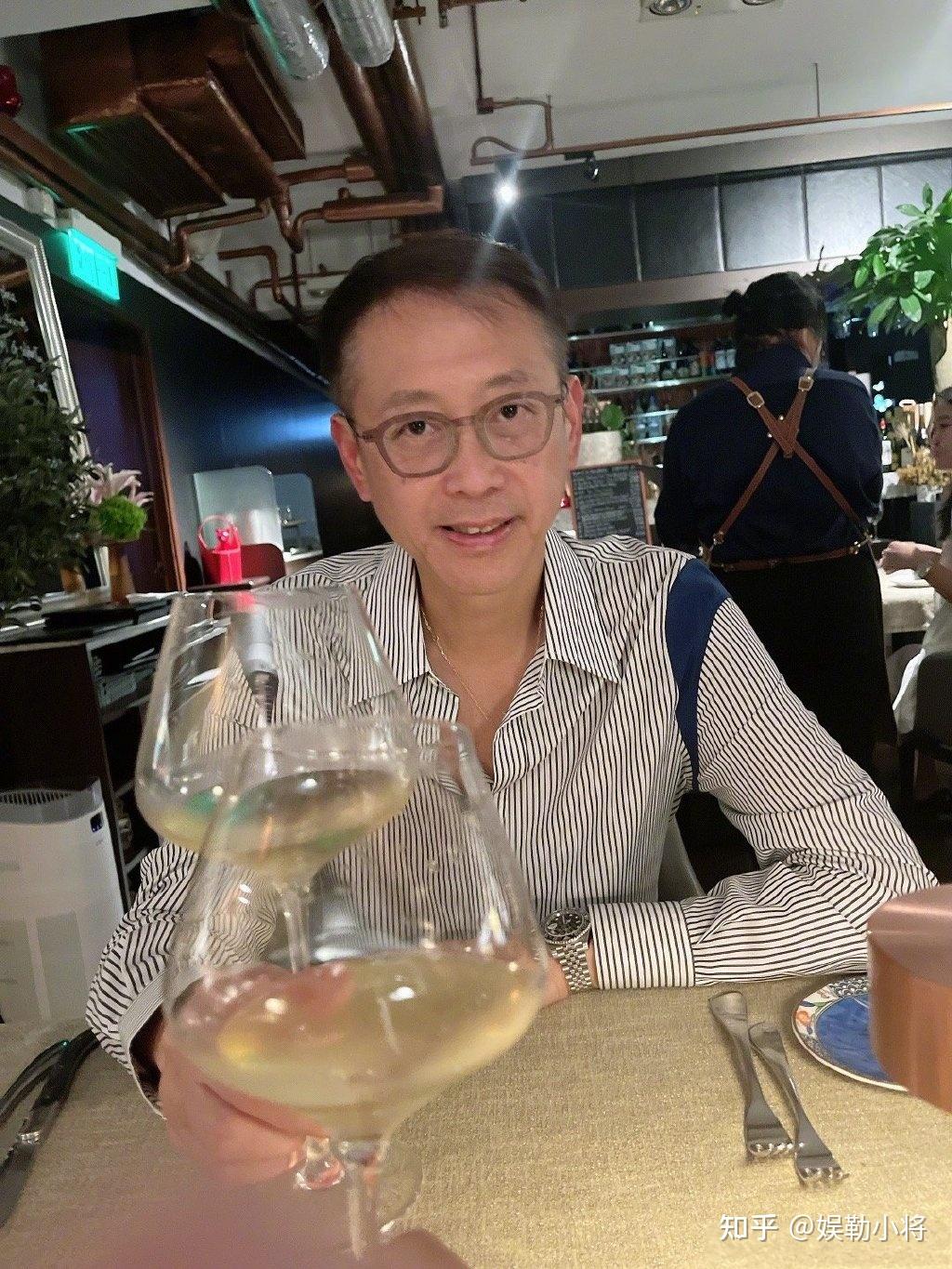 李嘉欣晒儿子近照许建彤长高长帅不少10岁还与妈妈对嘴喂食