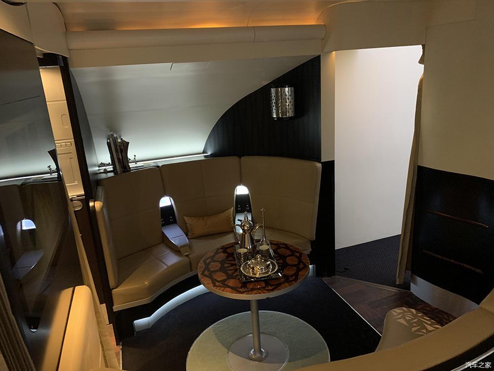 参观完功能区域后,下面就是今天的重头戏客舱部分,阿提哈德航空a380