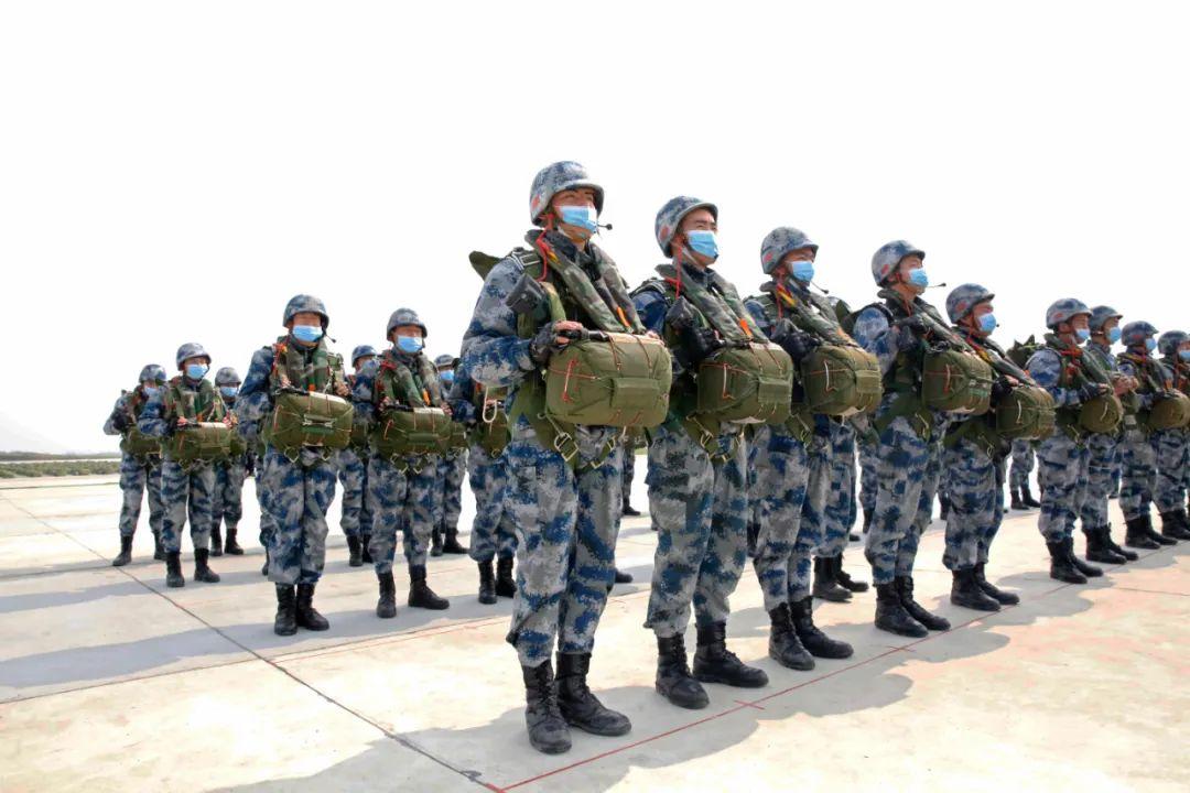 春暖花开新兵跳伞奔你而来