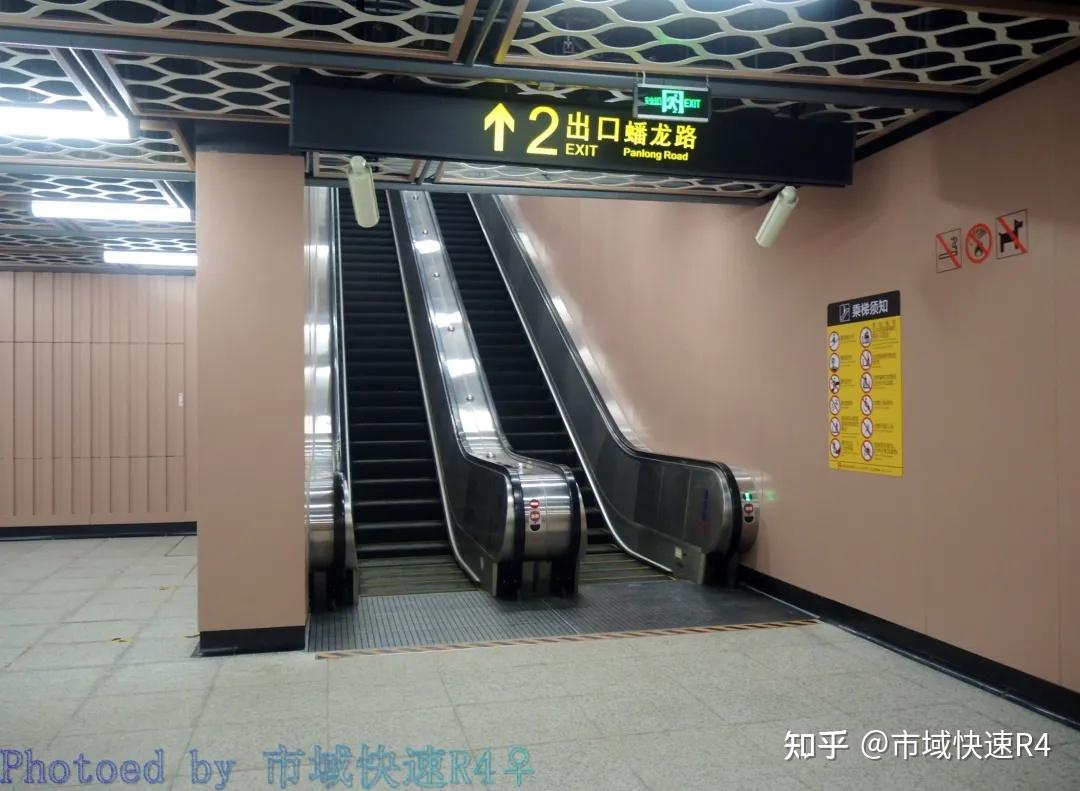 蟠龙路站2号口,3号口均面向蟠龙路公交枢纽.