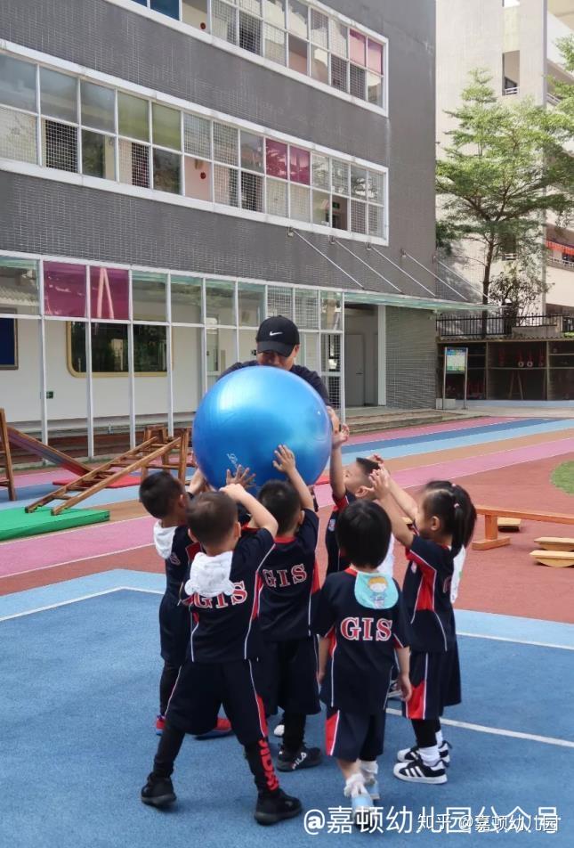 嘉顿幼儿园孩子们的户外活动