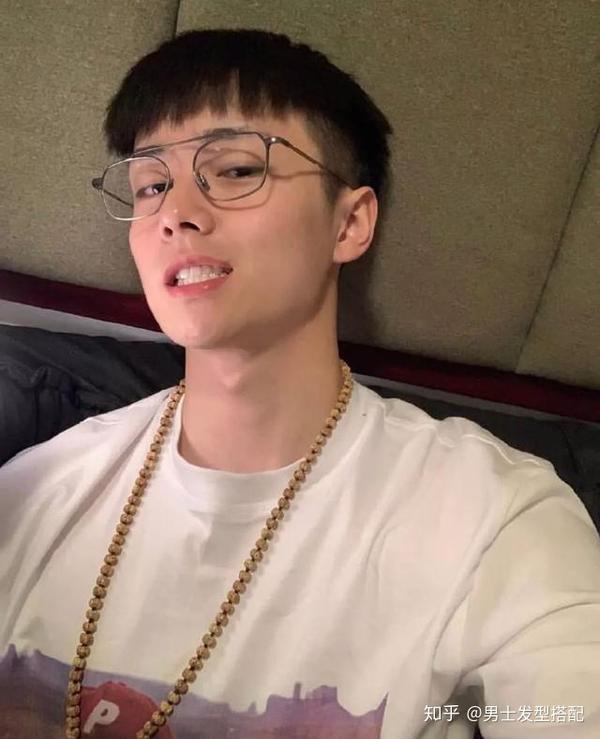 戴眼镜的男生留什么发型最吸引女生 知乎