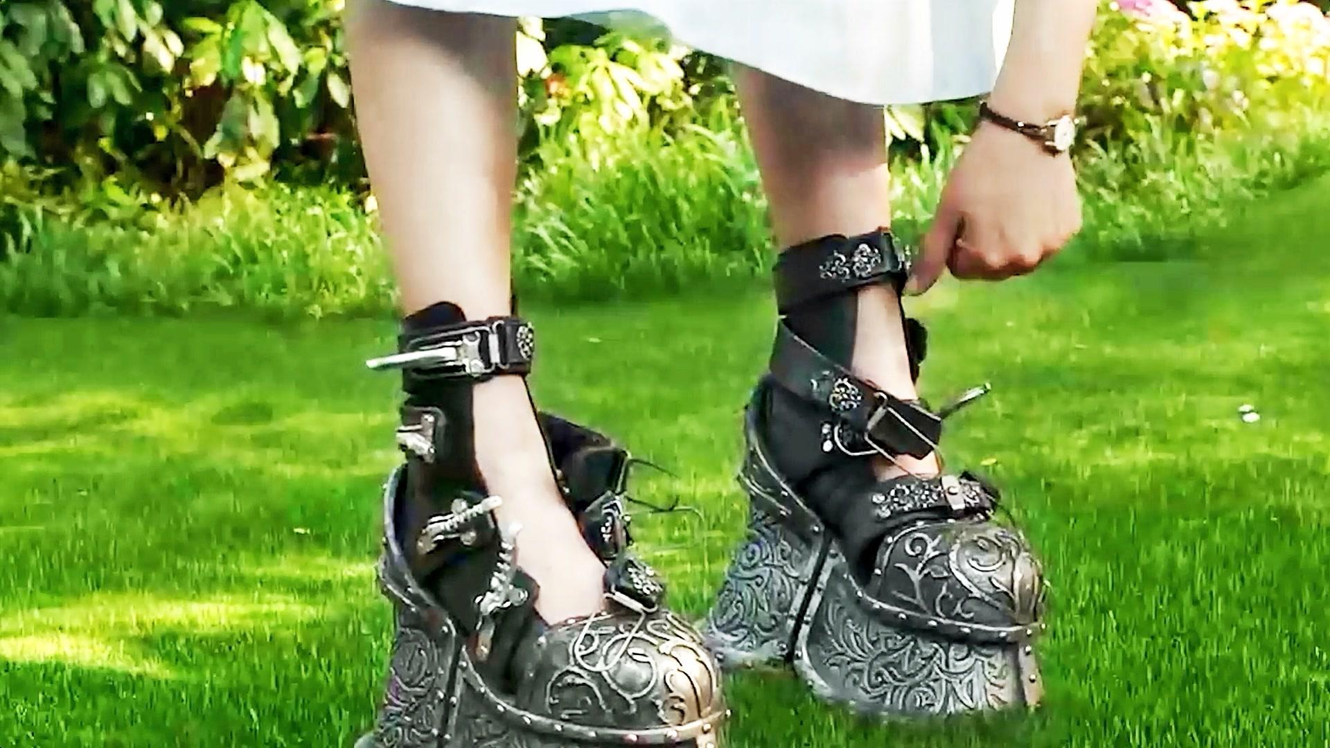 奇幻电影女孩身体比羽毛还轻必须穿百斤重铁鞋不然就飞上天