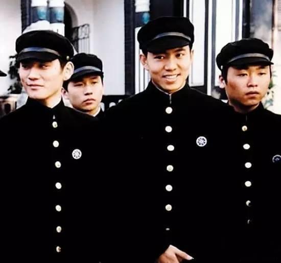 而男生校服从上身的长布袍演绎出不可方物的美众多影视作品中白色旗袍