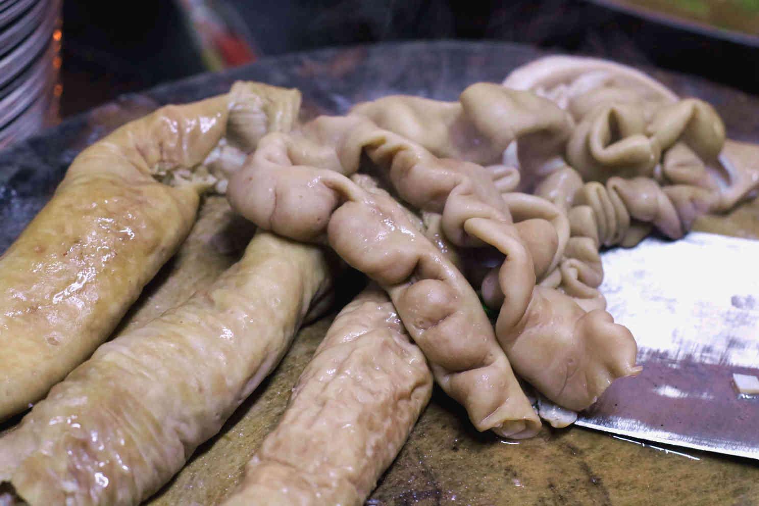 街角的老面馆小弟用蜂窝煤炒了份小海鲜猪脏粉店里阿姨撩出了大肠温州