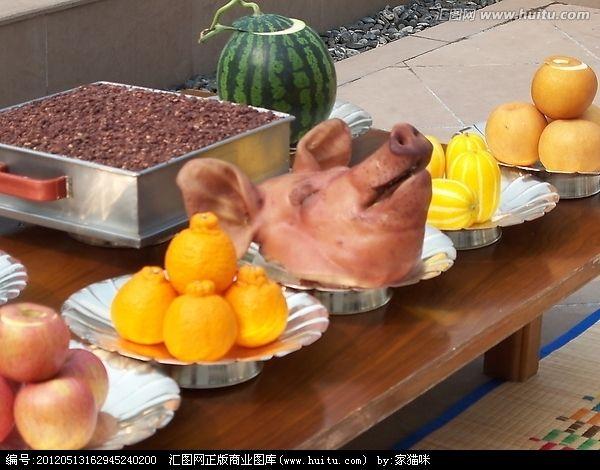 儿子把猪头作为贡品奉献给逝去的老人,老人在回