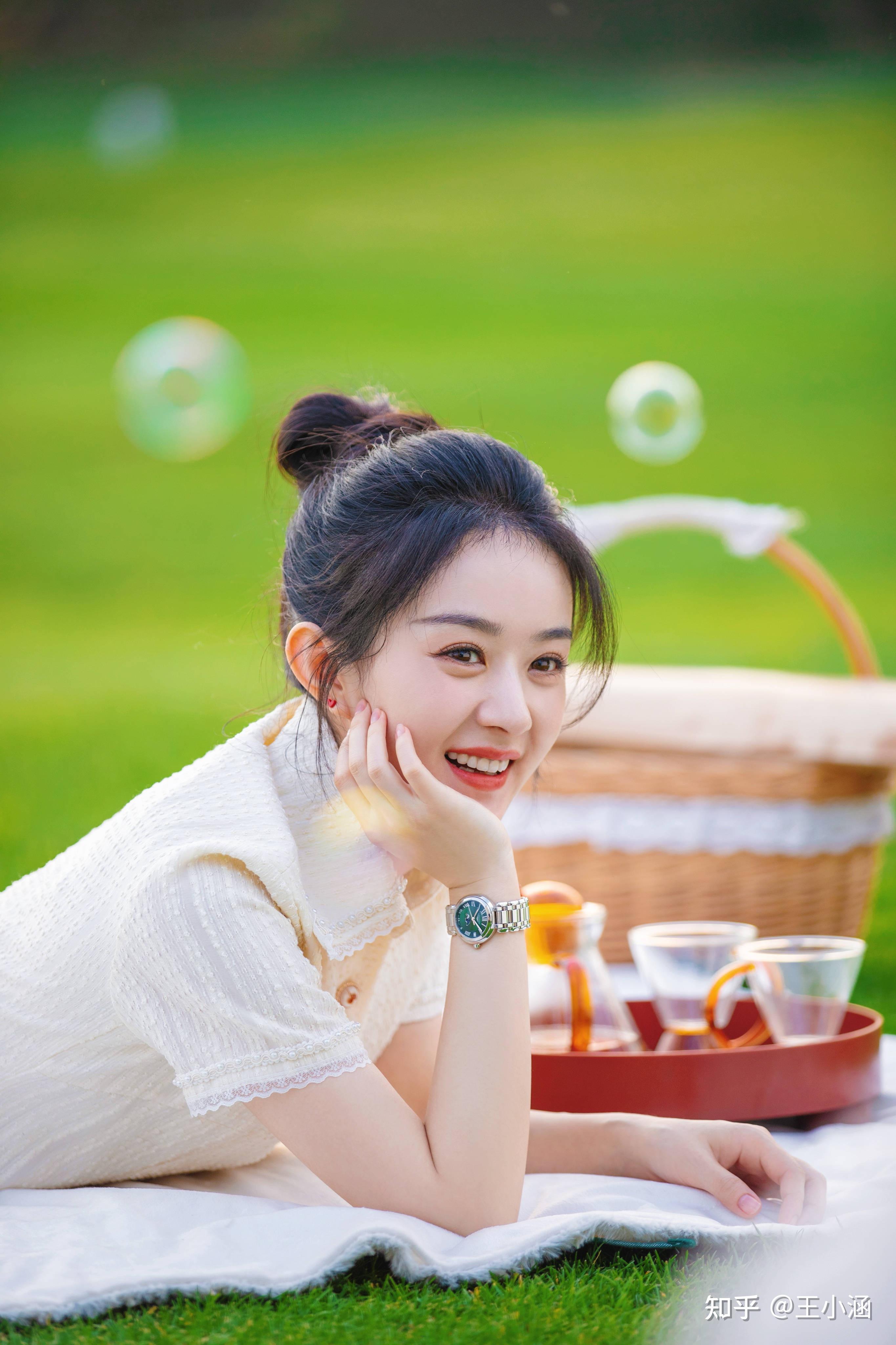 赵丽颖一袭白裙草地漫步午后露营氧气感十足