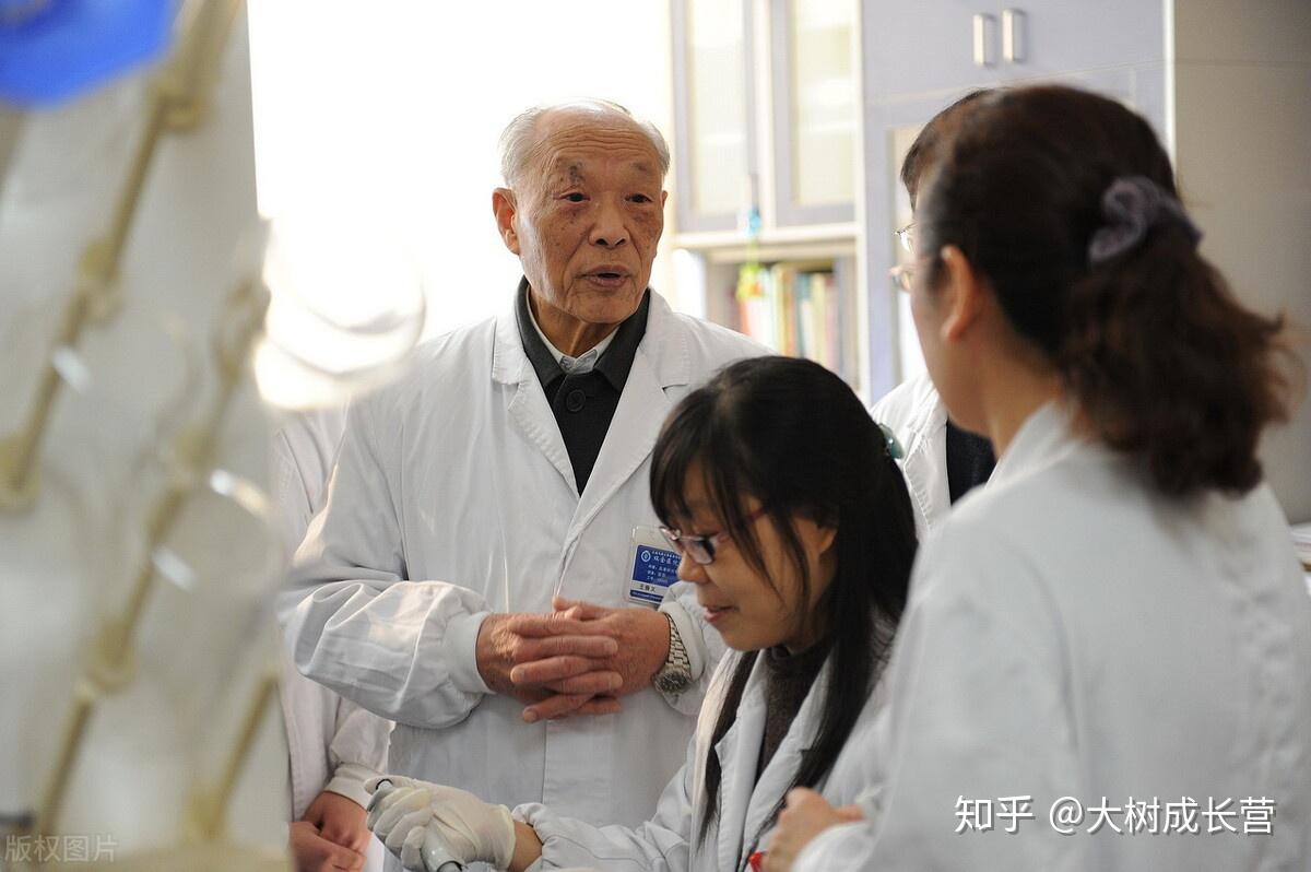 心中装的是大爱97岁王振义院士上健康素养课刚捐出350万