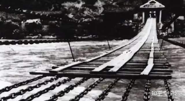 泸定桥泸定桥是由西藏入川的重要通道和军事要津,也是内地和藏区贸易