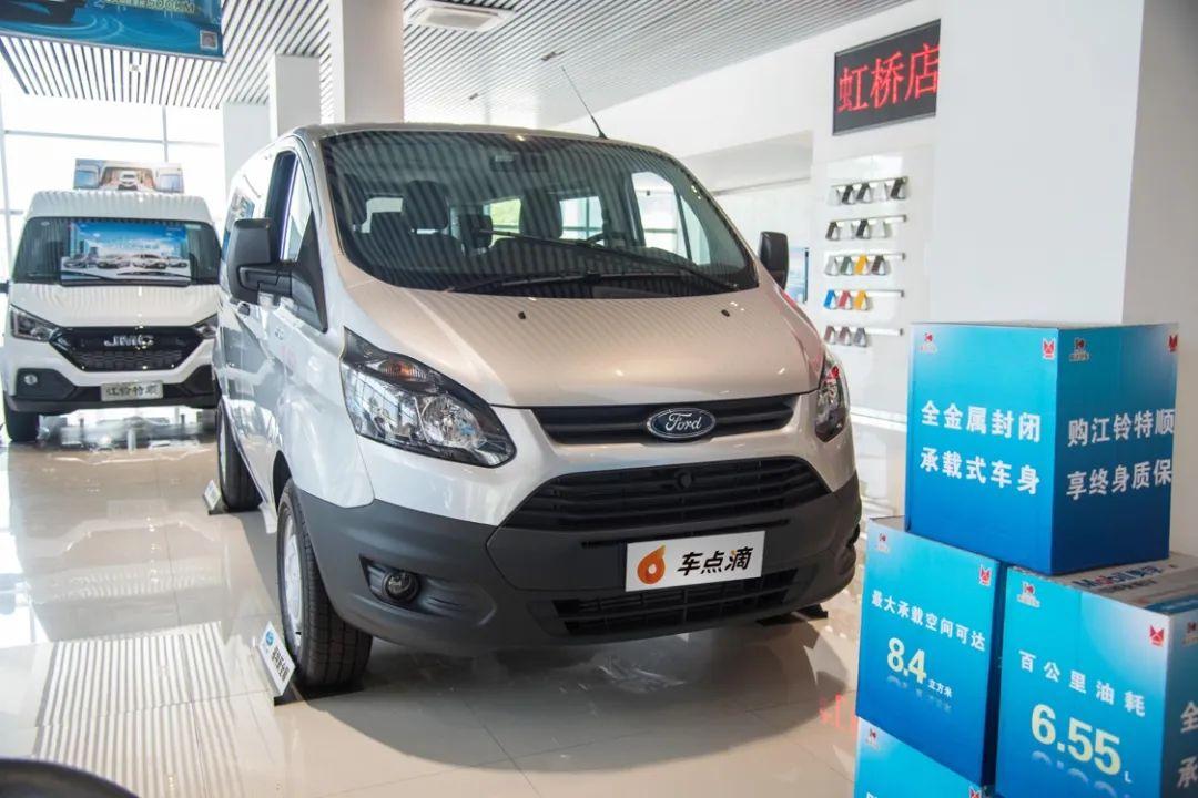 日前笔者有幸来到江铃福特的4s店,一睹明星车型风采——新全顺短轴