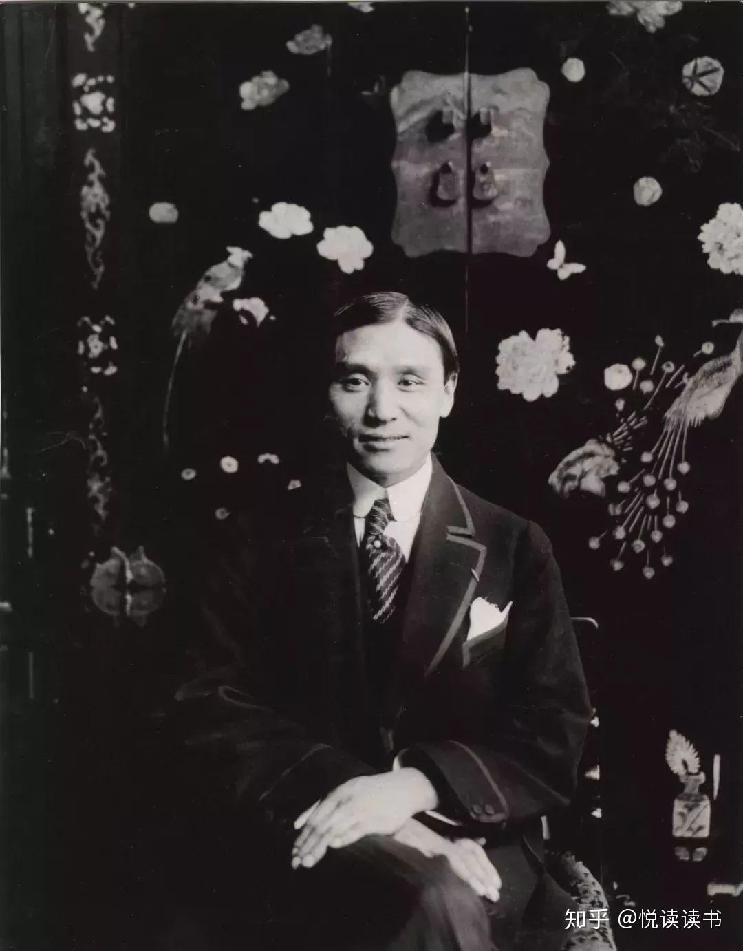 几经辗转,二骏被文物贩子赵鹤舫卖给了民国最大的文物走私商卢芹斋.