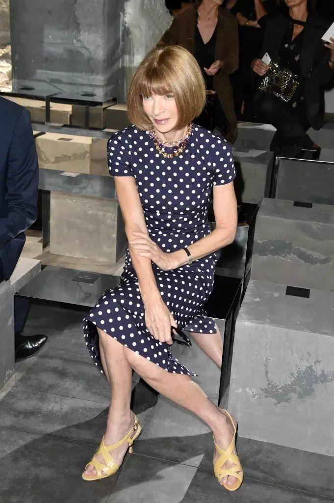 穷,但不管是在炎热的纽约还是寒冷的伦敦,她鞋子依旧是内双裸色的凉鞋