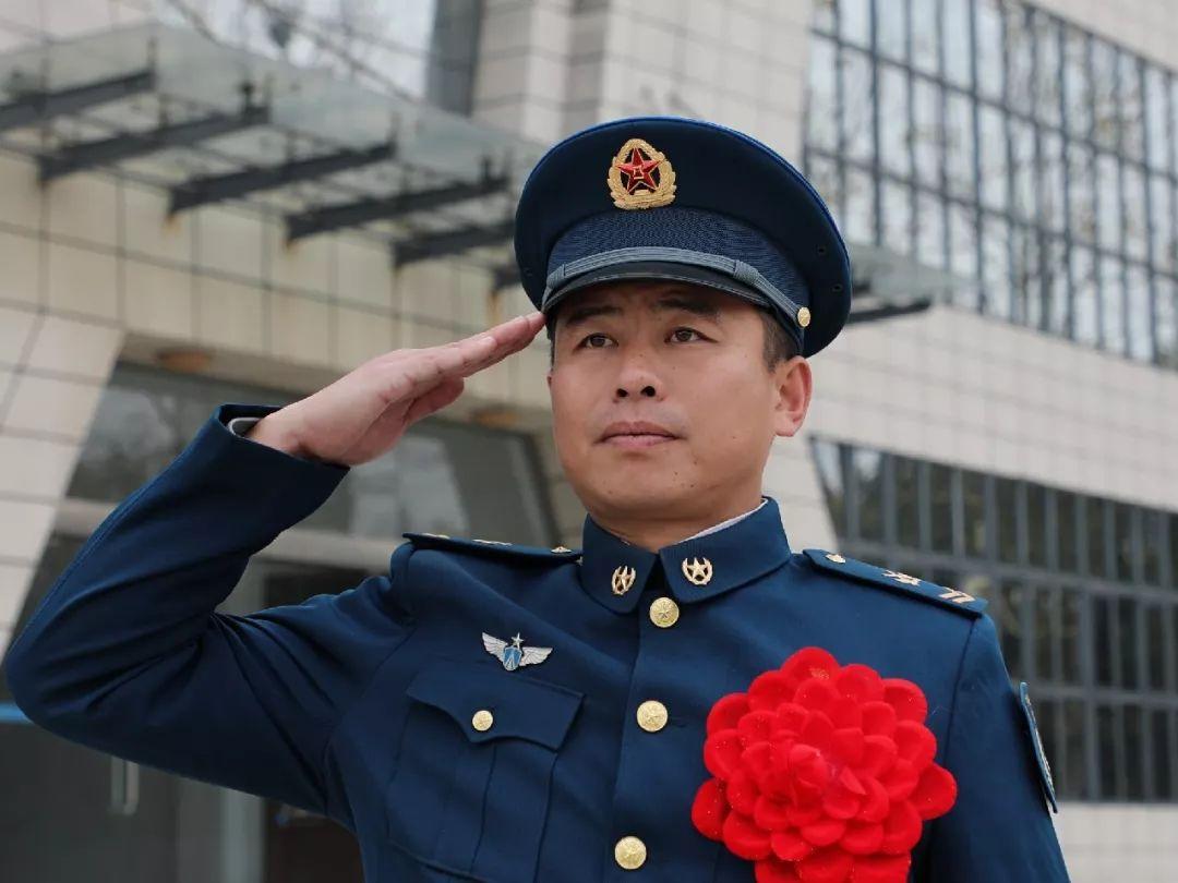 你今年都走的人了那么拼干嘛这名老兵给出了答案