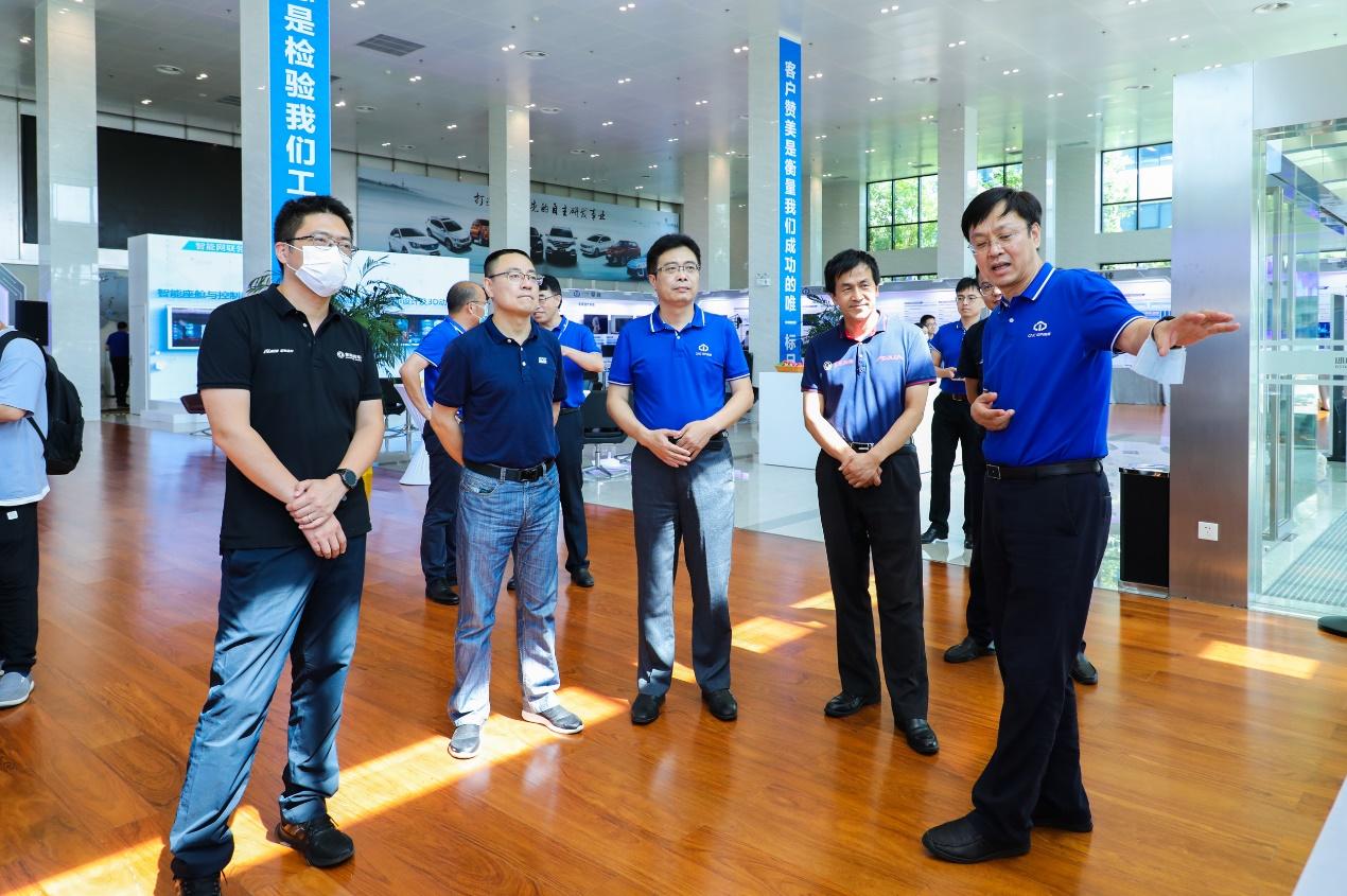 东风技术中心纪委书记王靳,东风技术中心副主任汪俊君,史建鹏参观展厅