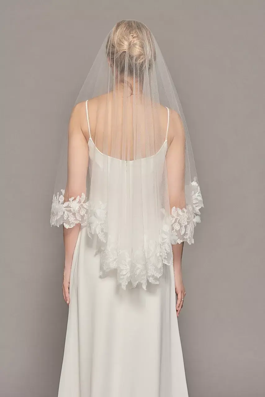 头纱,大多小新娘也会选择这种长度的,因为它不会遮挡住婚纱背面的设计