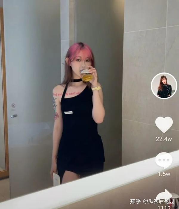 网红痞幼在卫生间醉酒 配失恋文案 粉丝看穿一切 不安慰反调侃