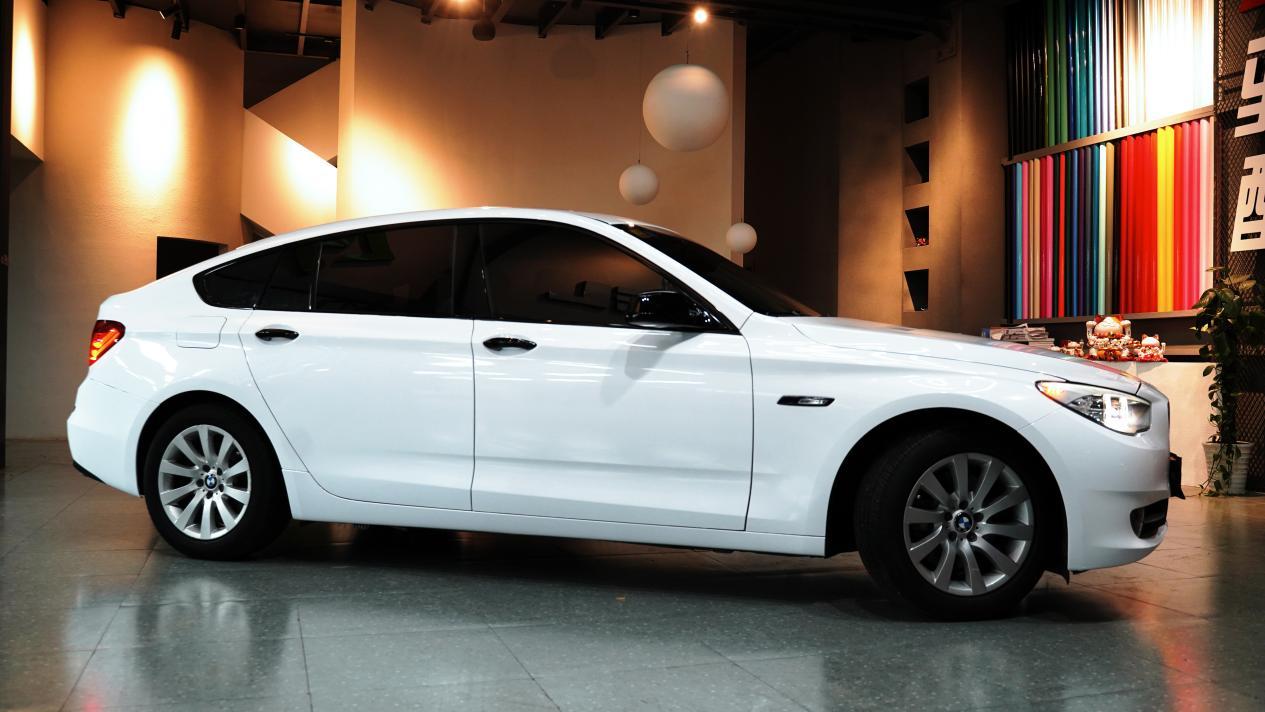 施工项目:装贴亮白改色膜车型颜色:猎户星座银施工车型:宝马5系gt本期