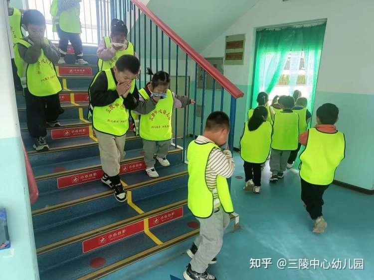 三陵中心幼儿园开展消防安全应急疏散演练活动