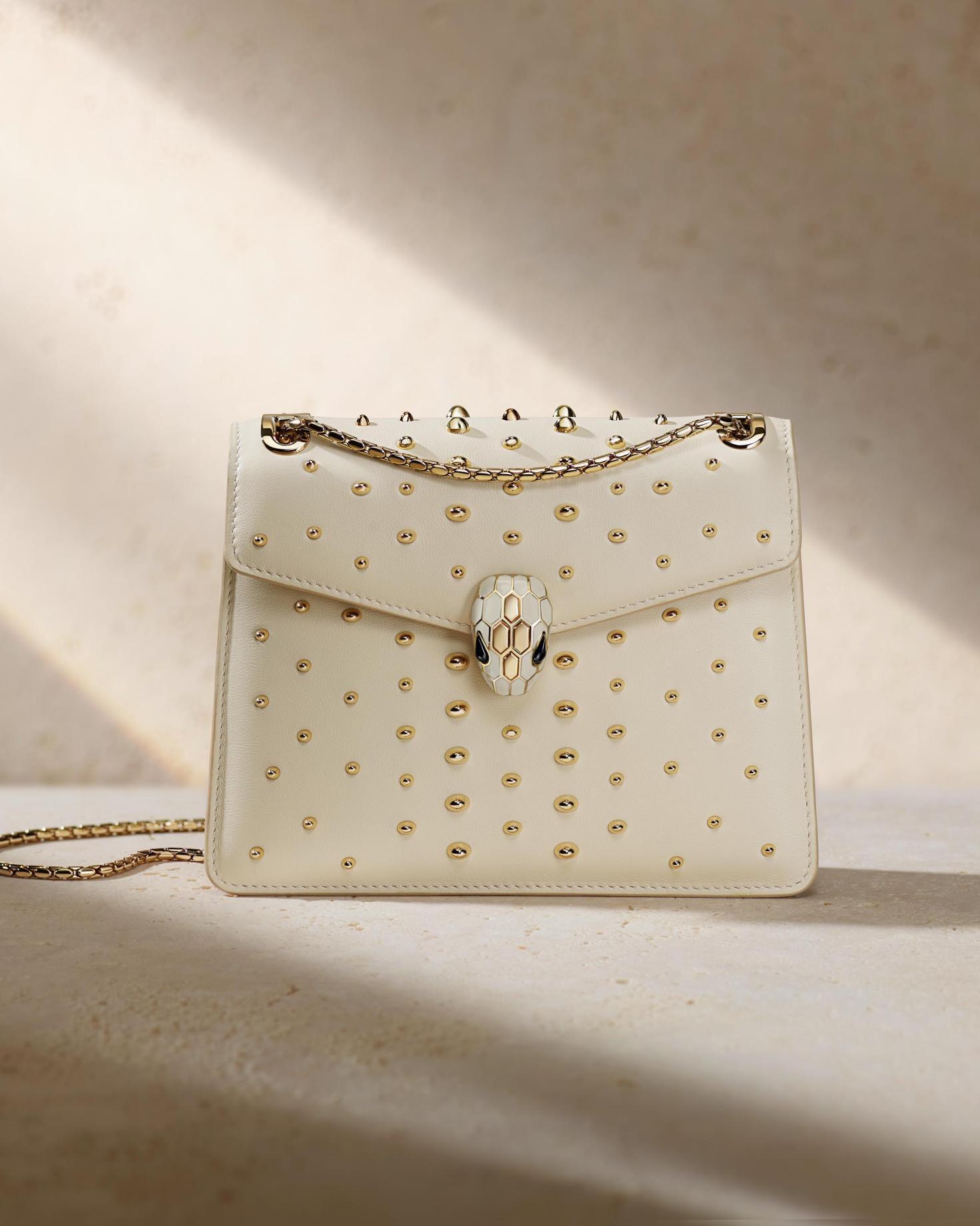 bvlgari宝格丽闪耀发布新款包袋 ,以意式美学设计呈现前沿时尚风貌