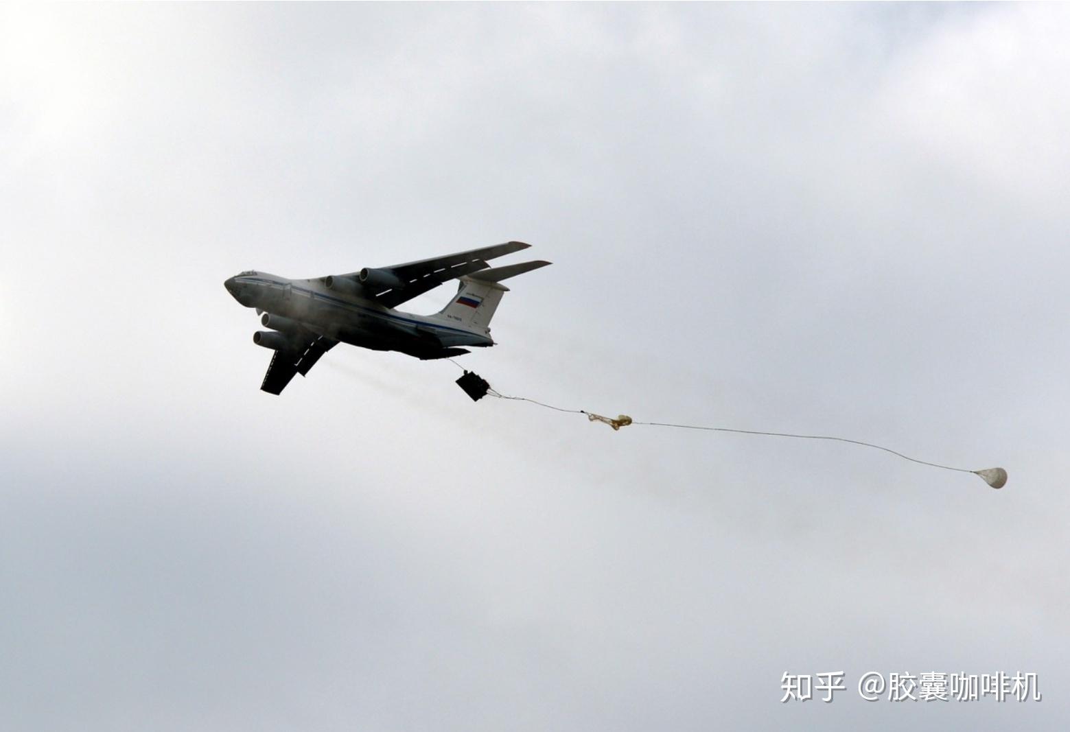 空降兵某旅开展武装集群跳伞训练写真_军事_中国网