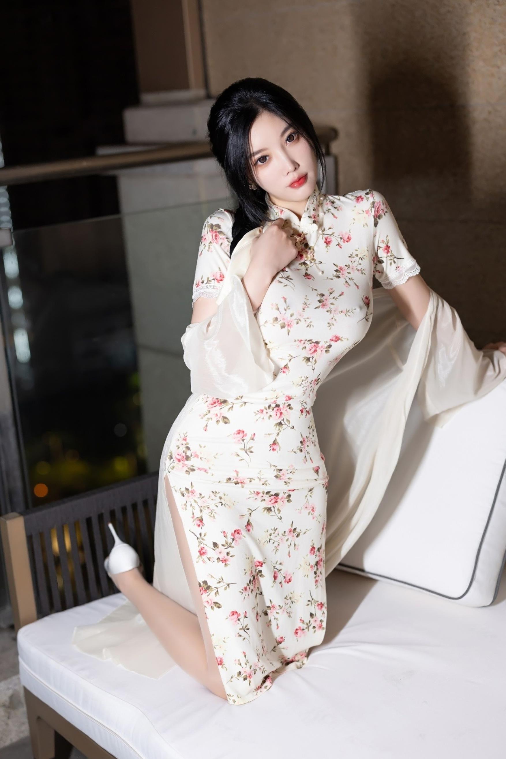 杨晨晨写真,旗袍搭肉丝勾勒丰韵身材,白色高跟鞋尽显东方女人味