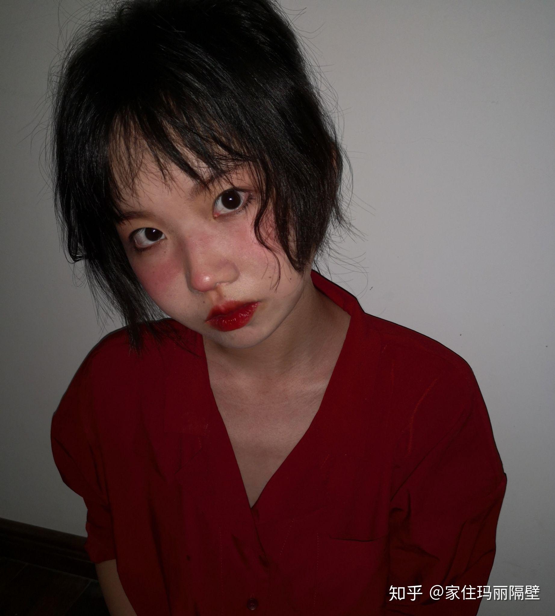 快20岁的女孩子化妆护肤都只会一点点 所以先学护肤还是化妆?