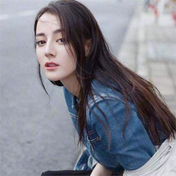 关晓彤出身那么好,为什么看上去不时尚,有点土