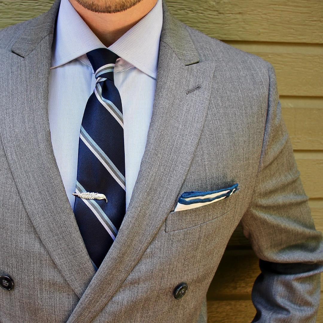 它可以固定你的领带,当你走动的时候,领带不会随意的摆动,保持整体