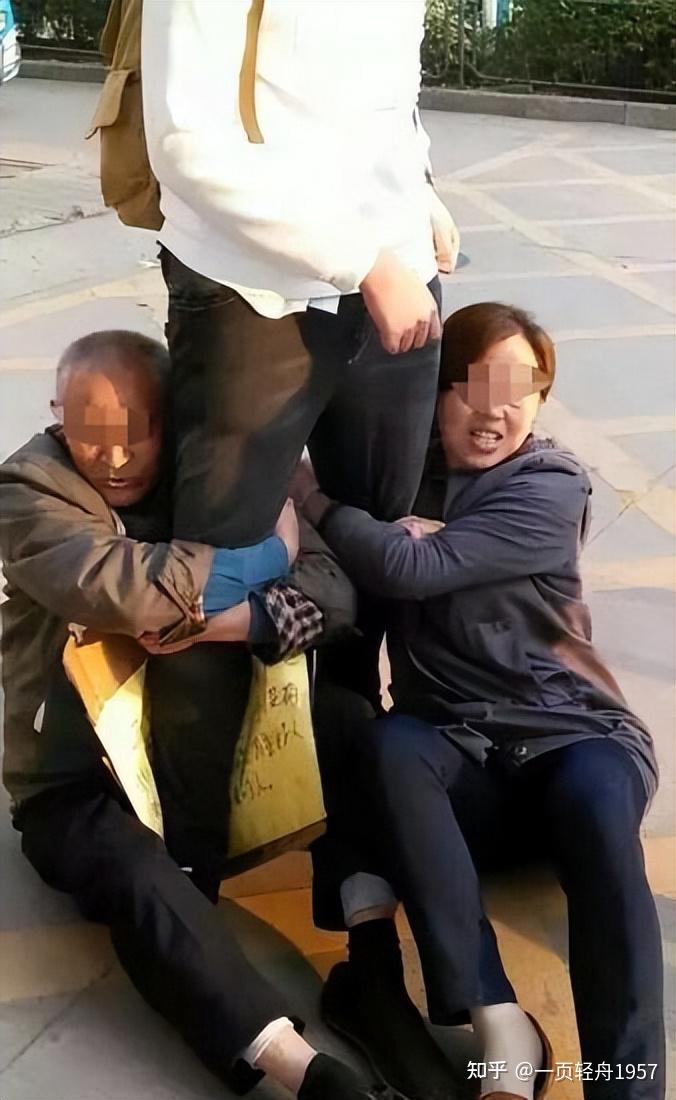 老人碰瓷讹诈实际上是转嫁危机的一种手段是心理的极度扭曲