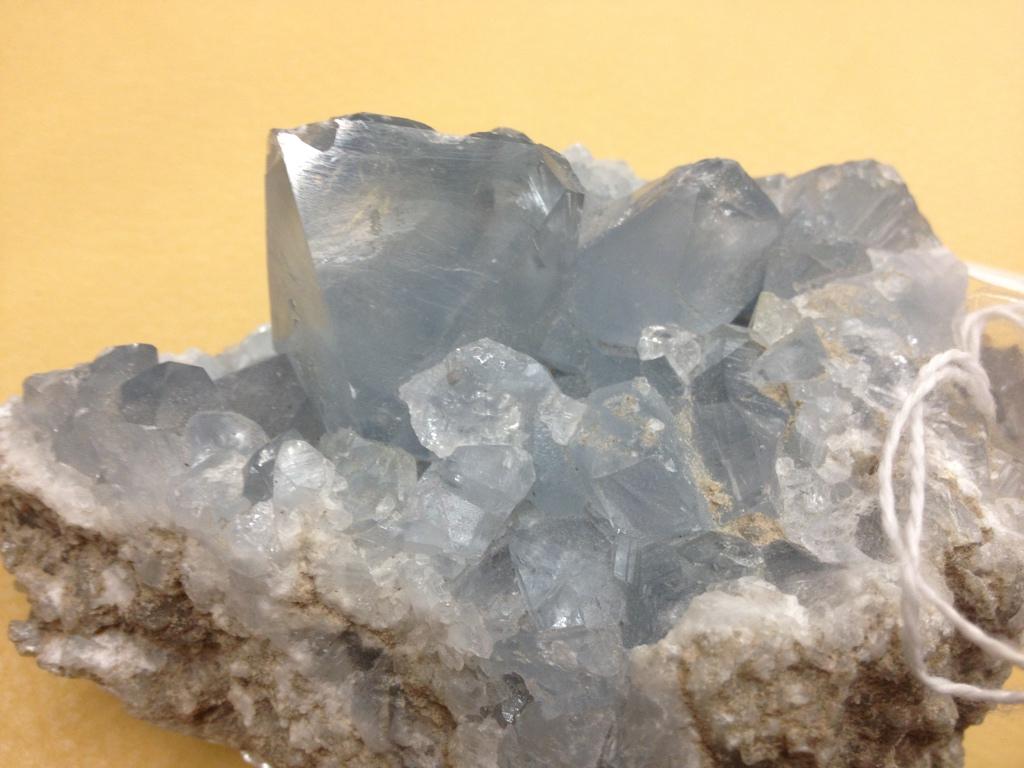 (图7:蓝色碳酸钙晶体,似乎是十几美元,当时没买,后来再去就找不到了)