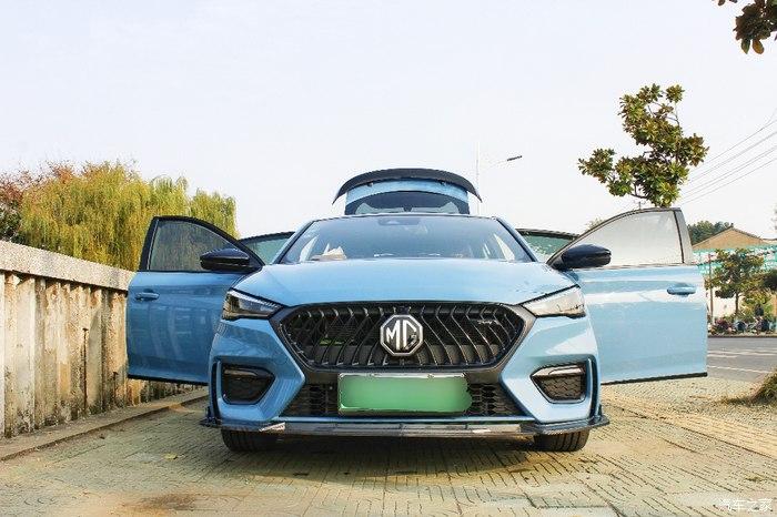 前脸的瀑布中网是我喜欢的款,相对于二代的名爵6,我更喜欢一个设计.