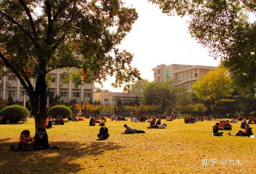 華中師範大學位於九省通衢的湖北省武漢市,坐落在武昌南湖之濱的桂子