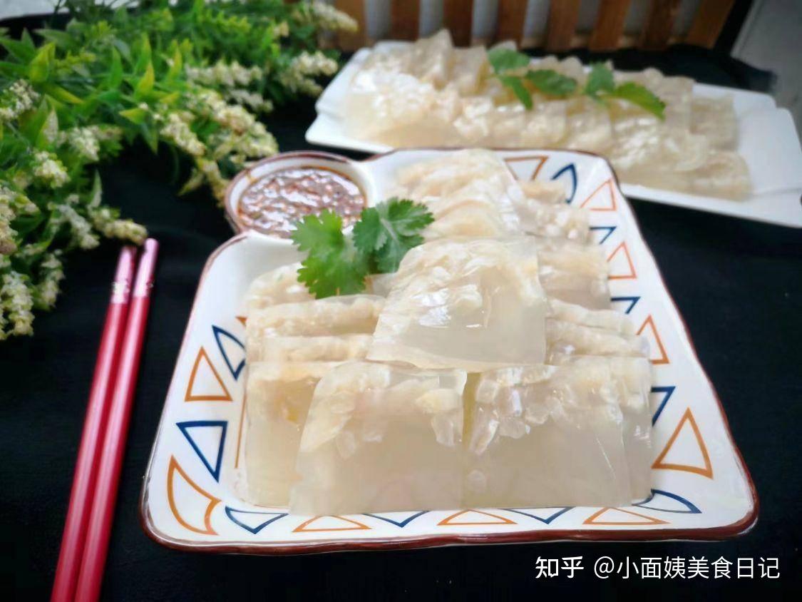 做猪皮冻时,千万不要焯水后就煮,多加这一步,皮冻透亮无腥味! - 知乎