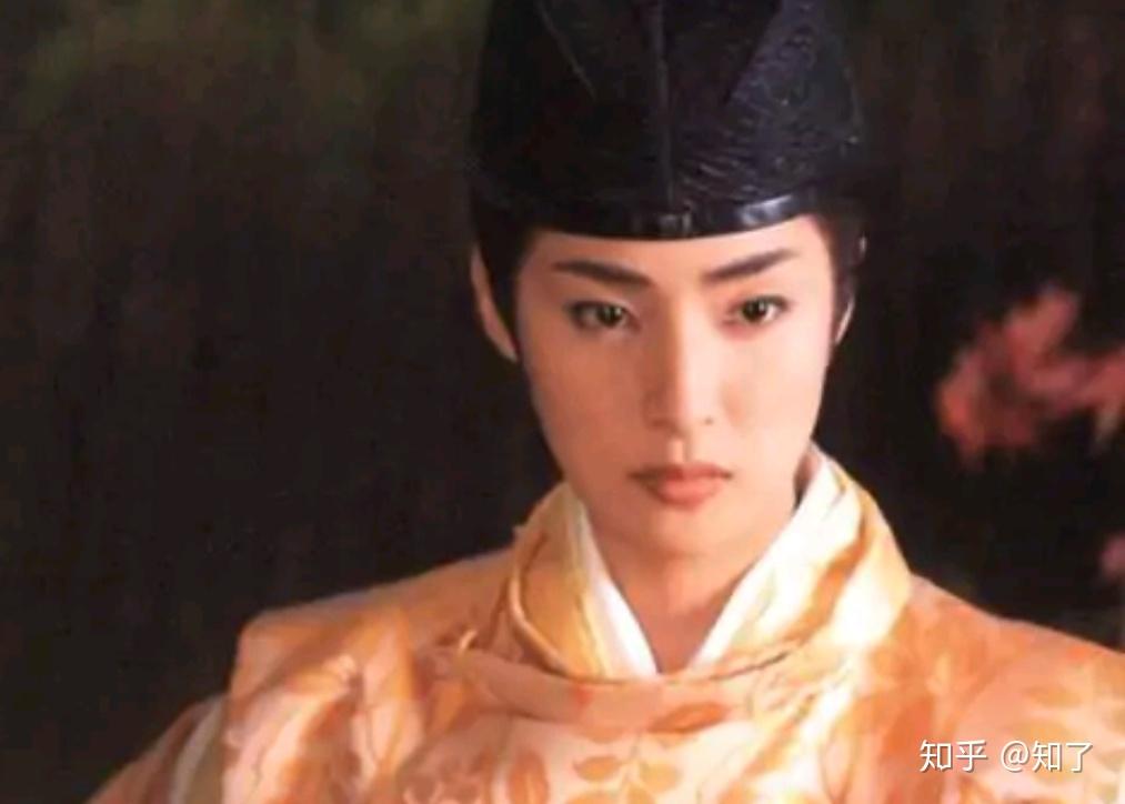 这个女人是年仅二十岁的胧月夜--光源氏已继承皇位哥哥的内侍官,意思