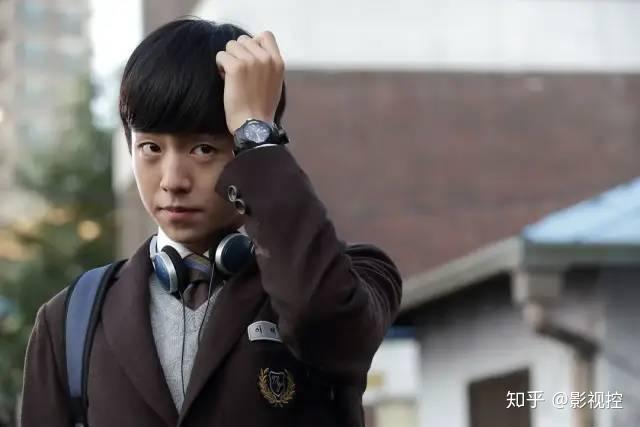 李海浪,南韩将军的私生子,表面一副满不在意的样子,背地里却努力把