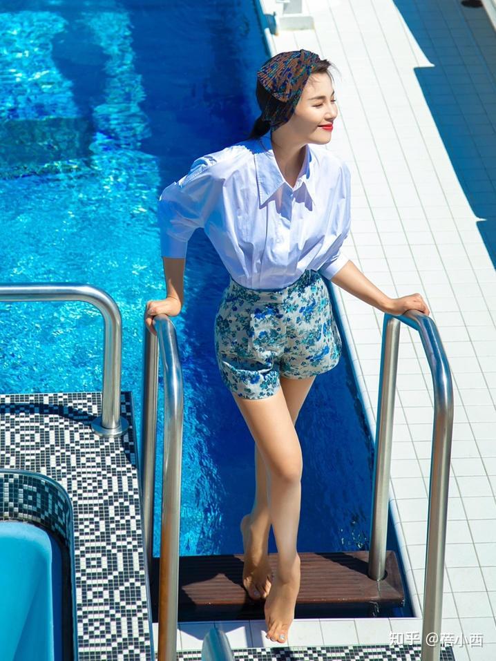刘涛把白衬衫花短裤穿火了配上头巾气质惹眼美出新高度