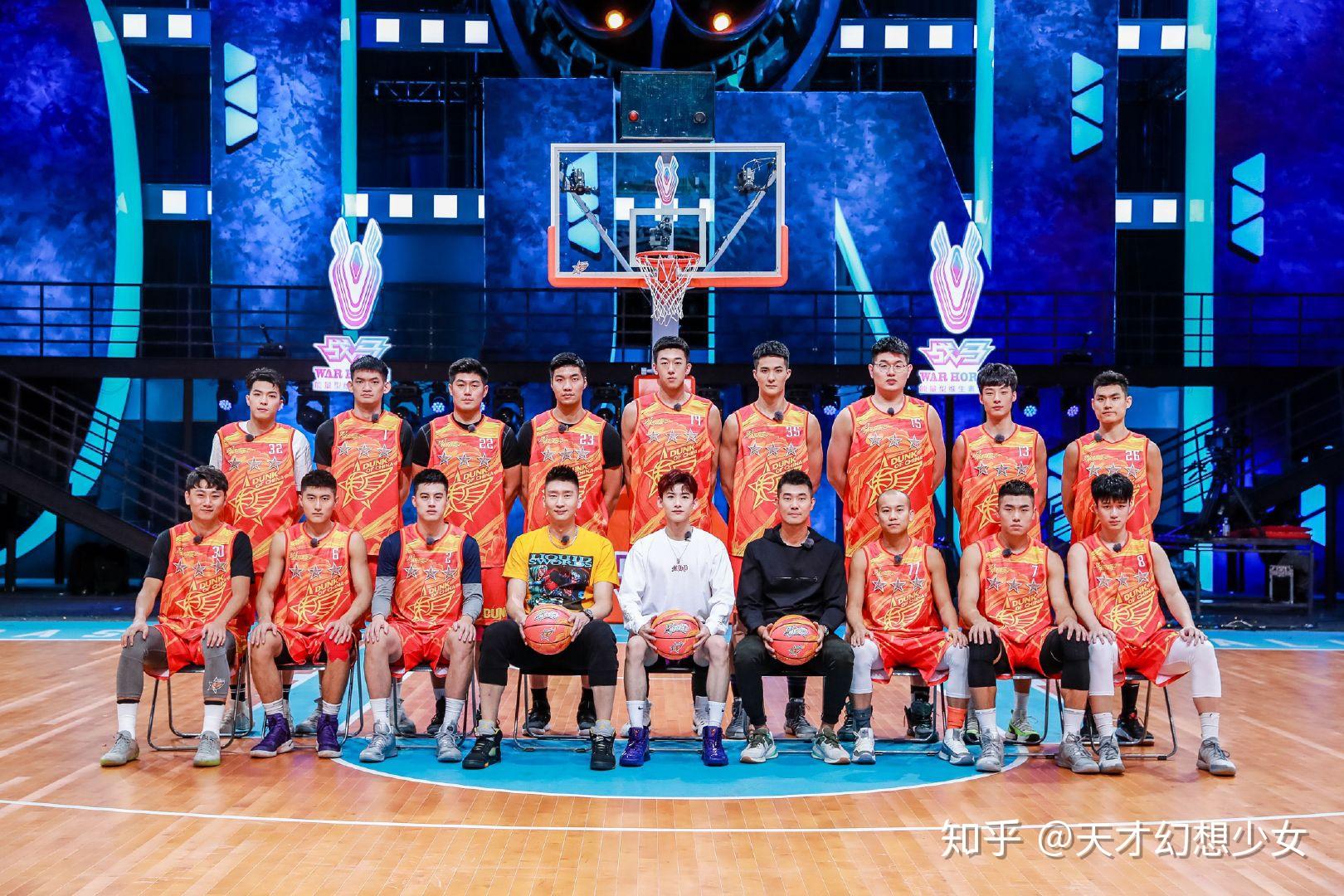 从一开始的头盔哥,再到后面汕大三帅vs山科大三强,从篮球场求婚,到