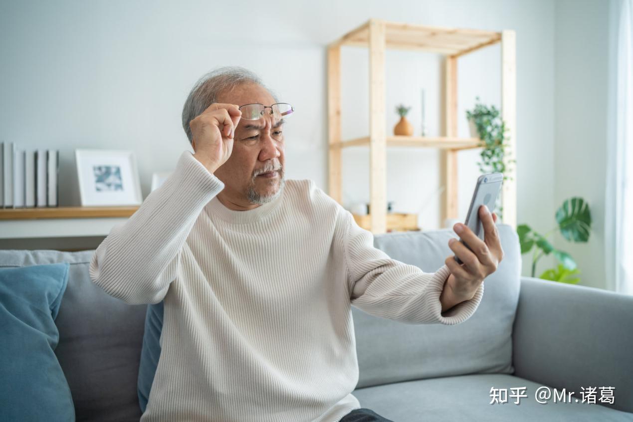 老人多有视力减退,视力由于敏感度减弱或夜间视力下降,就更容易被行走
