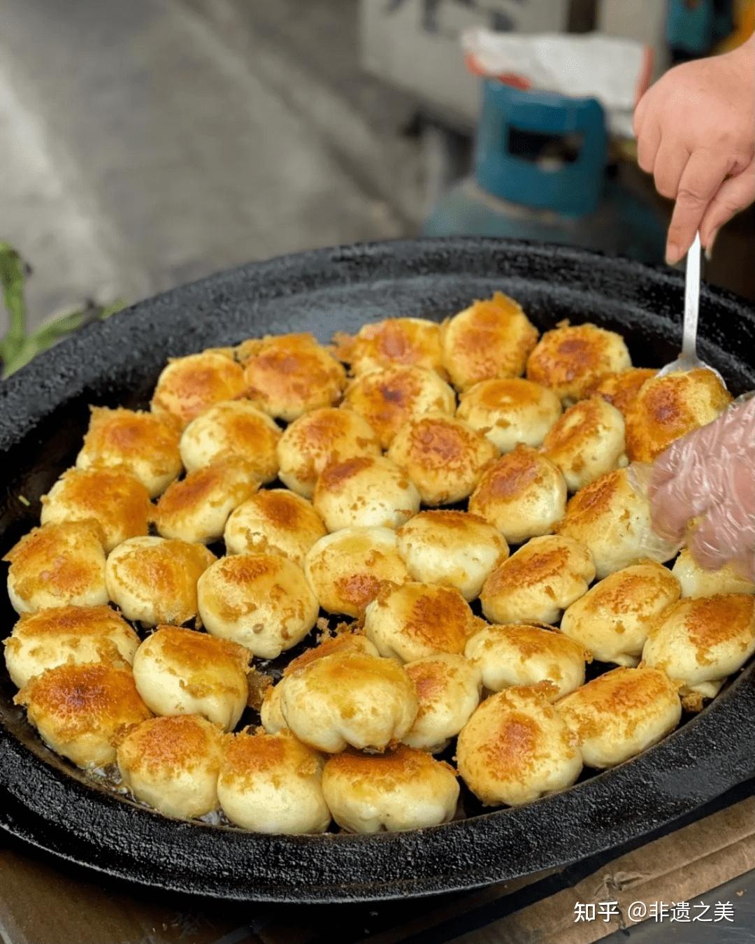 油条侉饼也是安庆独到的小吃,所谓侉饼,比安徽皖中地区的烧饼和皖北的