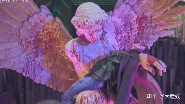 更讽刺的是,身份不明的受害者落在底下的天使雕像怀抱里,血溅满地.