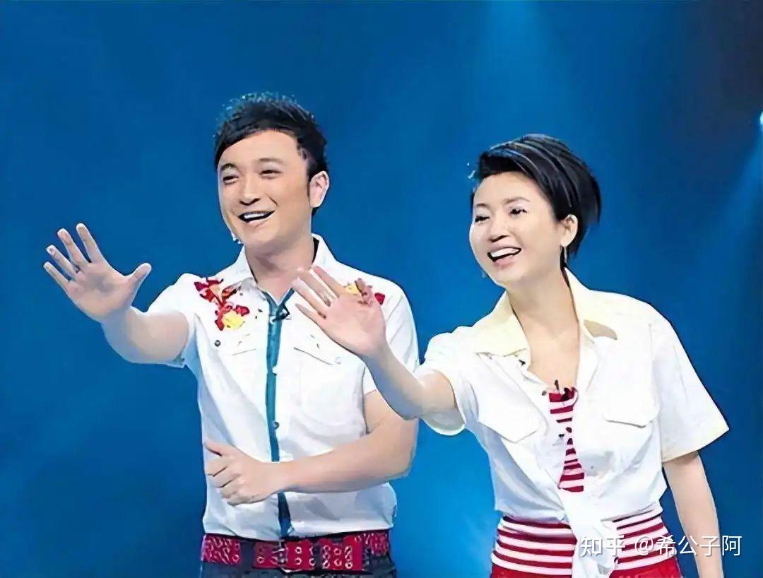 父亲在出版社做编辑和翻译,母亲是当地电视台的译制导演兼配音演员.