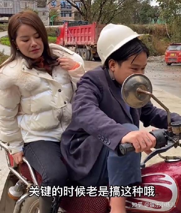 颠小志扮演摩的佬搞笑走红,超硬核搞笑能力,让人看一次笑一次