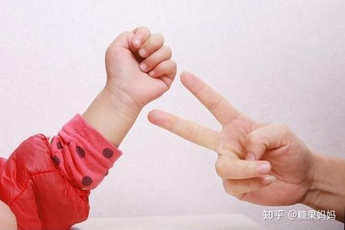 妈妈学会给娃看手相小时候手上三个特征明显代表孩子聪明