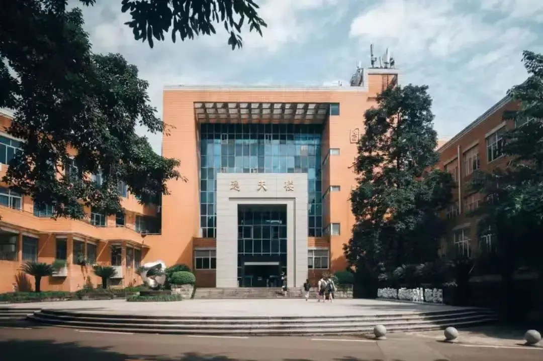 散步经过嘉陵江,远远就能看到高高的主教,便知道那是重庆大学的方向.