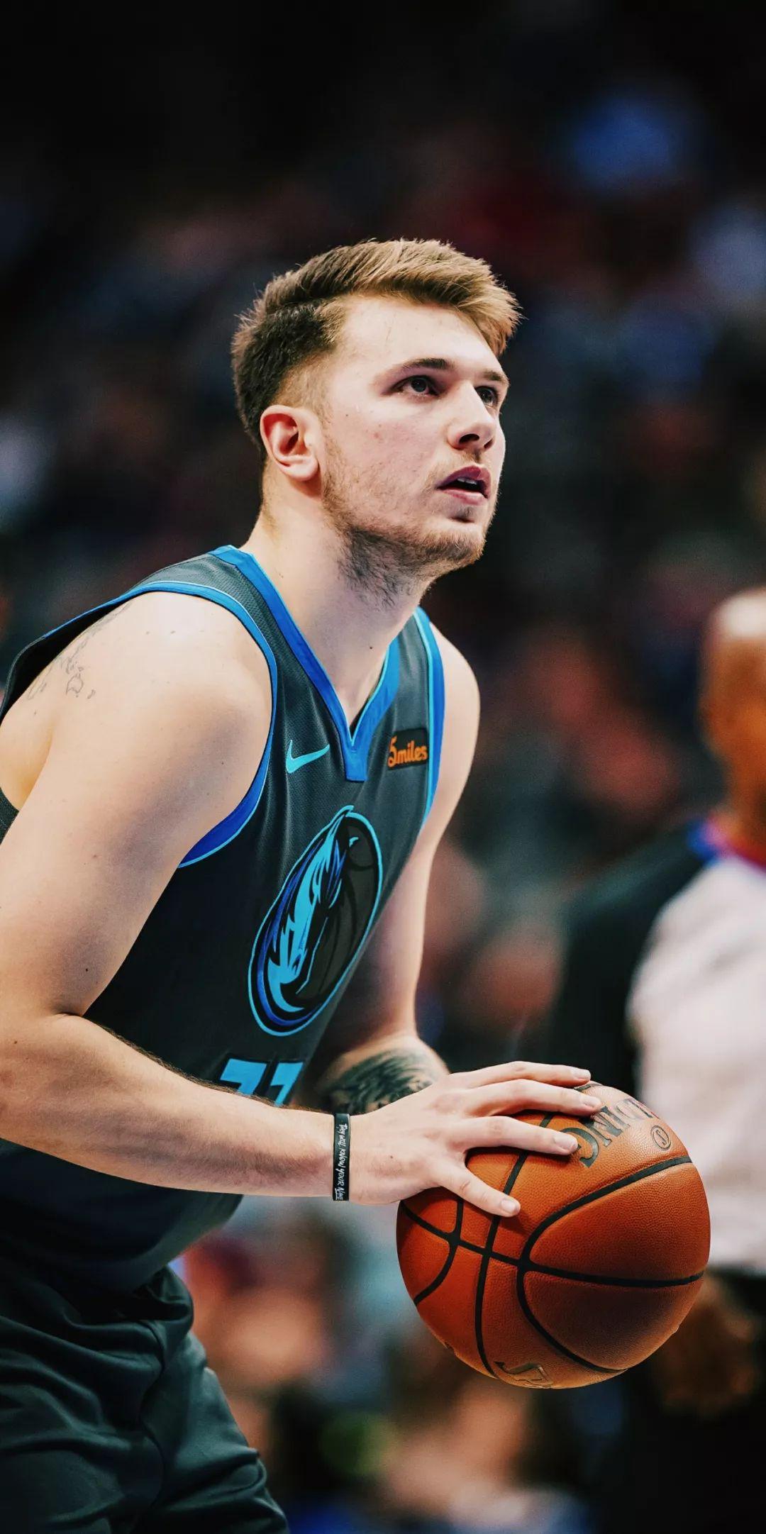 小帅哥东契奇44分独木难支难翻船猪队友不给力