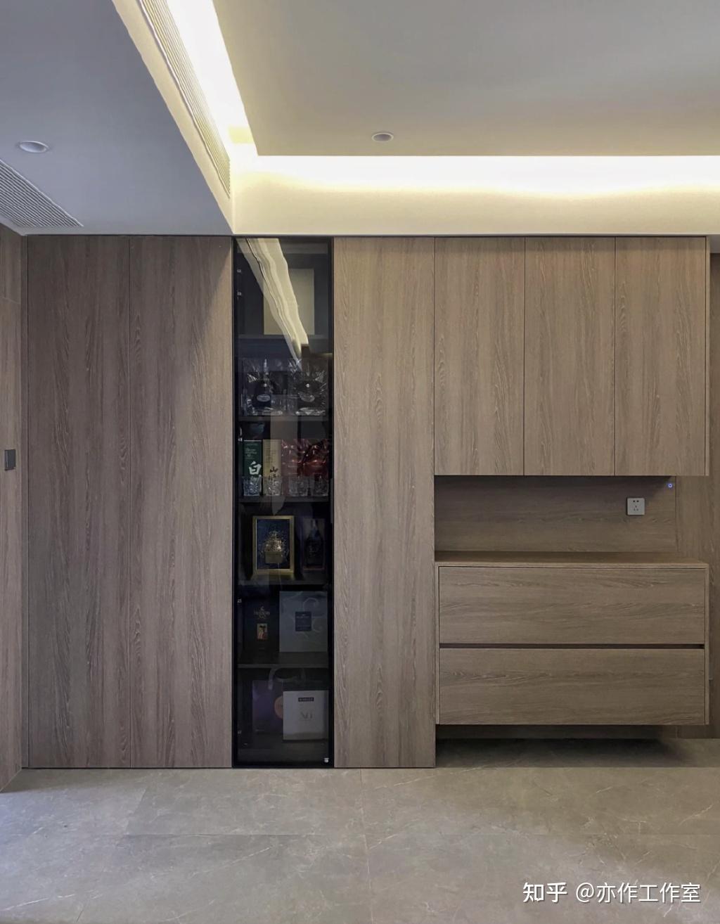 三聚氰胺饰面板也叫双饰面板,是将带有不同颜色或纹理的纸放入三聚